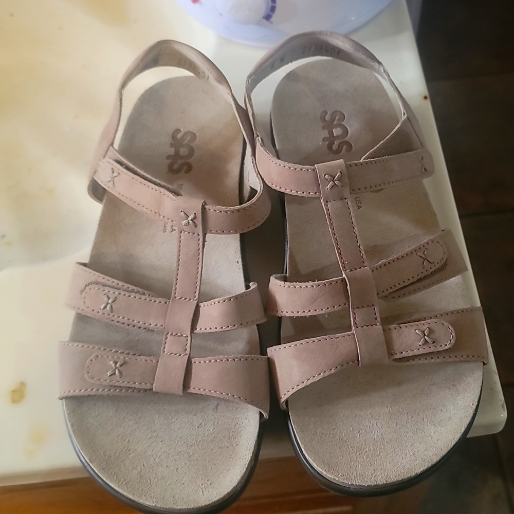 Sandals new without tags